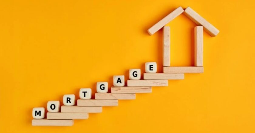 Resilient economy keeps mortgage rates above 7%
